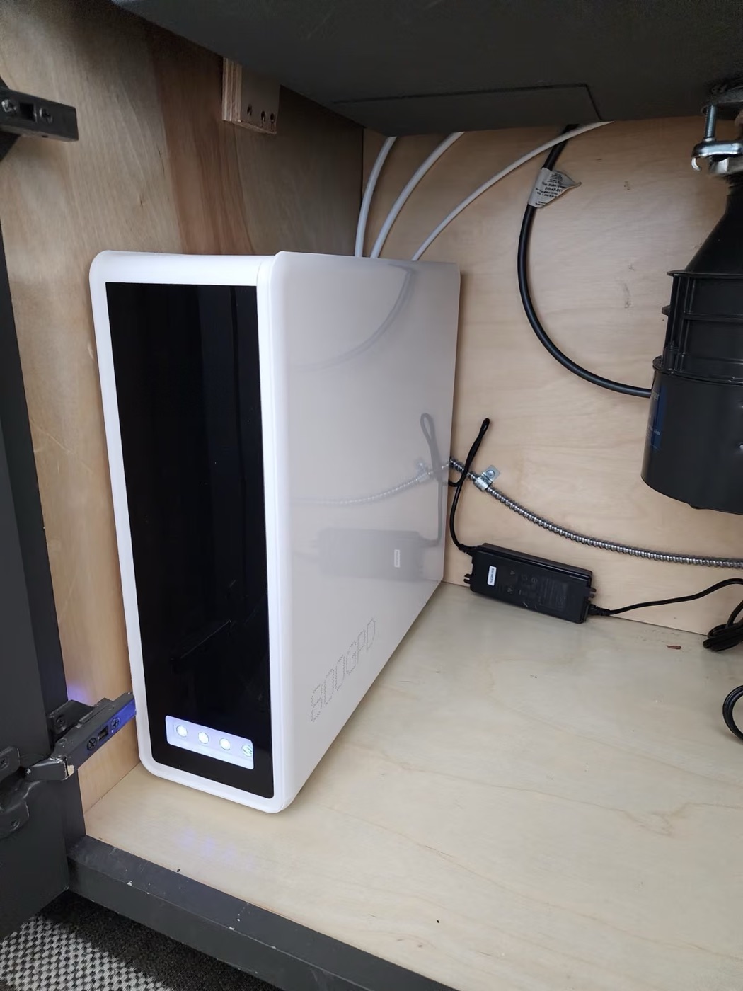 Tankless reverse osmosis fitted in a sink cabinet