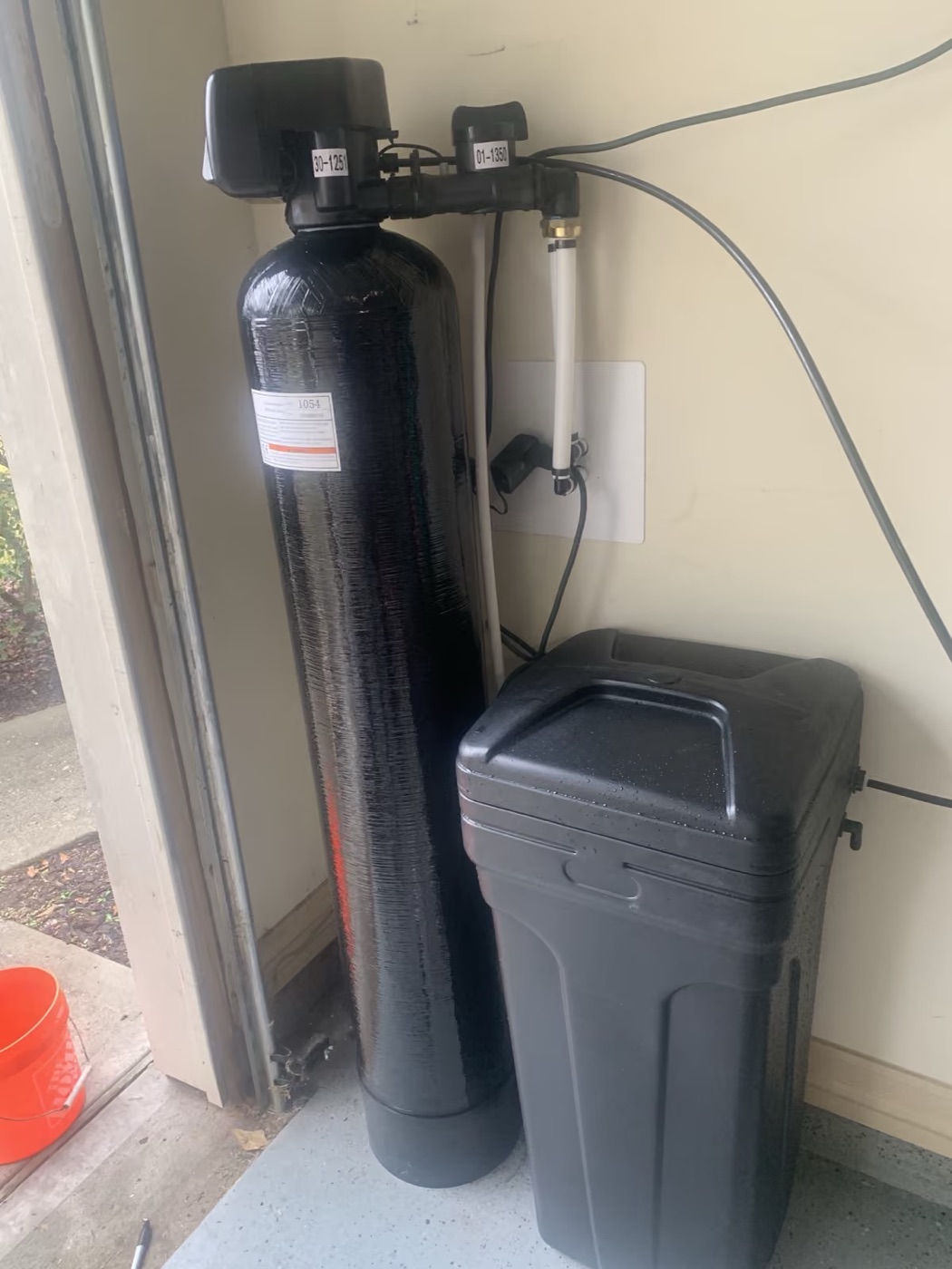 Large-capacity softener and brine tank